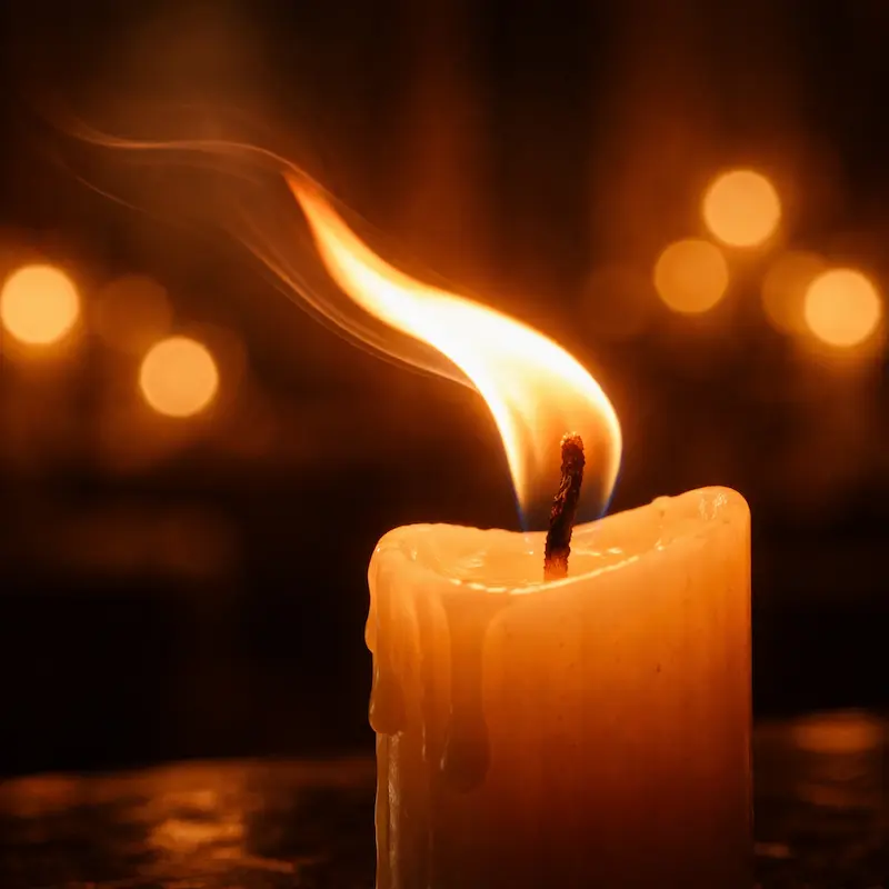 Una llama de vela que se inclina bajo el viento pero no se apaga — la fe que se dobla bajo el peso del duelo pero que sigue siendo real, la resistencia que no siempre parece fortaleza pero que sí lo es